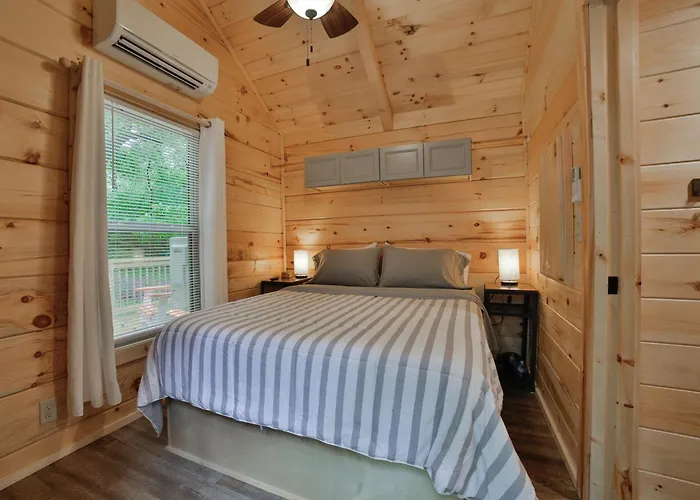 Lena Cabin Wooded Tiny Cabin - Hot Tub