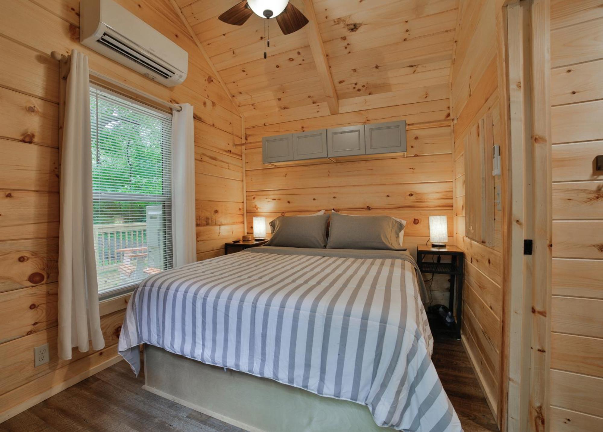 Lena Wooded Tiny - Hot Tub Holiday home