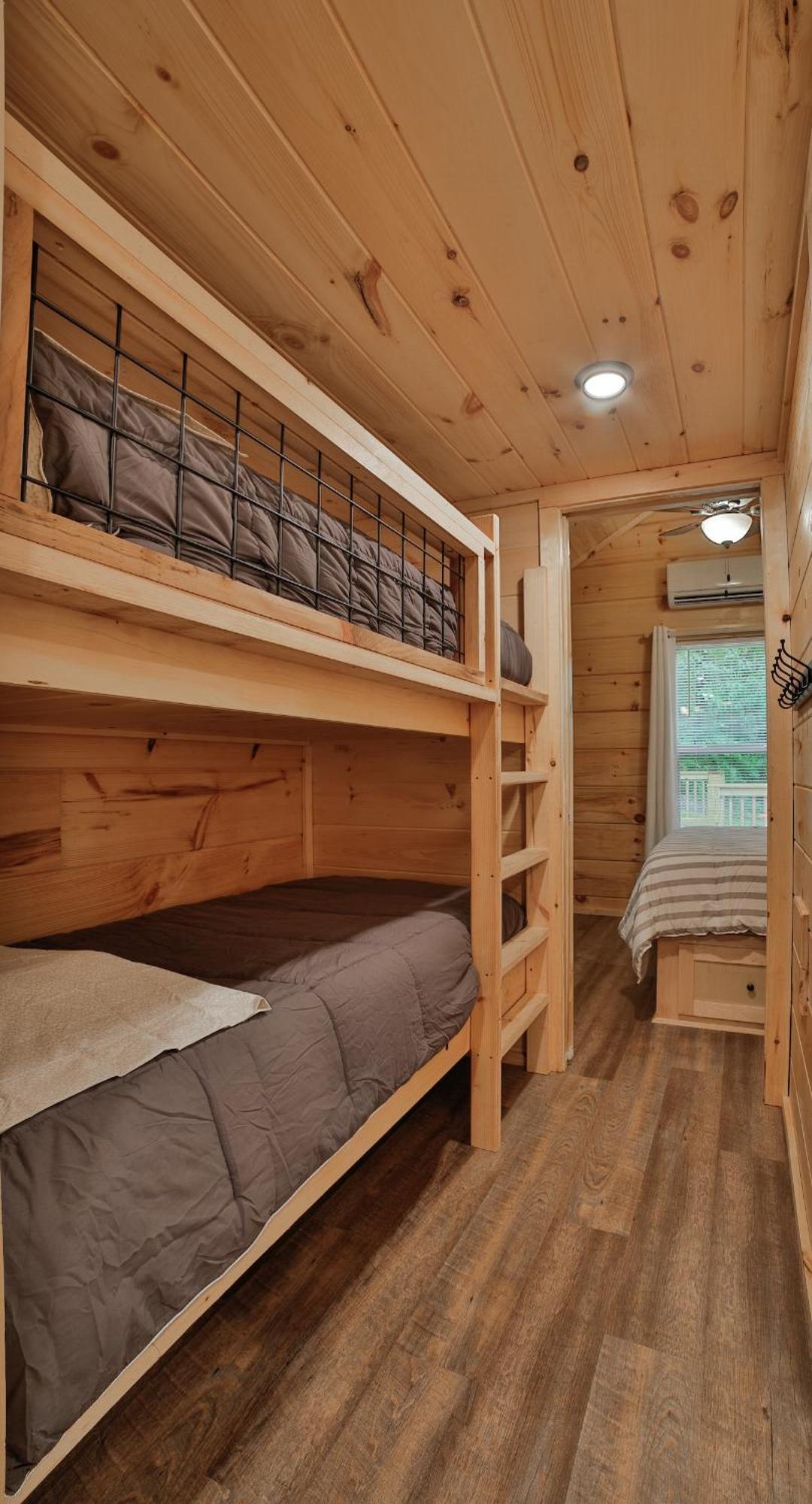 Lena Wooded Tiny - Hot Tub Holiday home Chattanooga